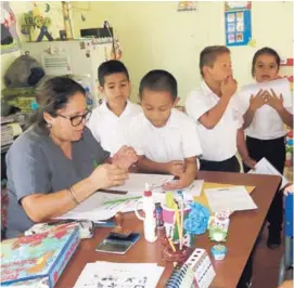  ??  ?? Tatiana Angulo: “Mi decisión de laborar obedece a mi interés de que los niños no se atrasen en la materia pendiente”.