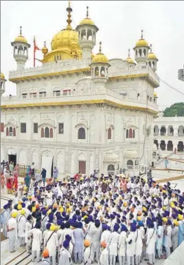  ?? SAMEER SEHGAL/HT ?? ‘Paathis’ protesting against the SGPC at the Golden Temple in Amritsar on Monday.