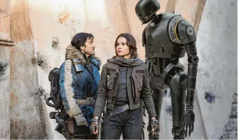  ?? Foto: Lucasfilm ?? Wieder auf Mission im Sternenkri­eg: Diego Luna als Captain Cassian Andor und Newcomerin Felicity Jones als Jyn Erso.