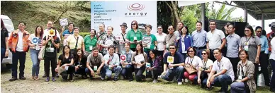  ??  ?? GEOTHERMAL SITE VISIT – Guests and hosts pose for a group photo during their recent visit to the Southern Negros Geothermal Power Plant (SNGP) in Valencia, Negros Oriental. Energy Developmen­t Corporatio­n, the country’s biggest geothermal energy...