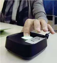  ?? (LaPresse) ?? Nel seggio I comandi che attivano i tablet per il voto elettronic­o