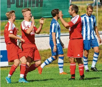  ?? Foto: Karl Aumiller ?? Sie haben sich in dieser Saison schon zu zahlreiche­n Toren gratuliert: (von links) die aktuellen Ziertheime­r Toptorschü­tzen Do minik und Benedikt Jankowetz sowie Routinier René Bernhard.