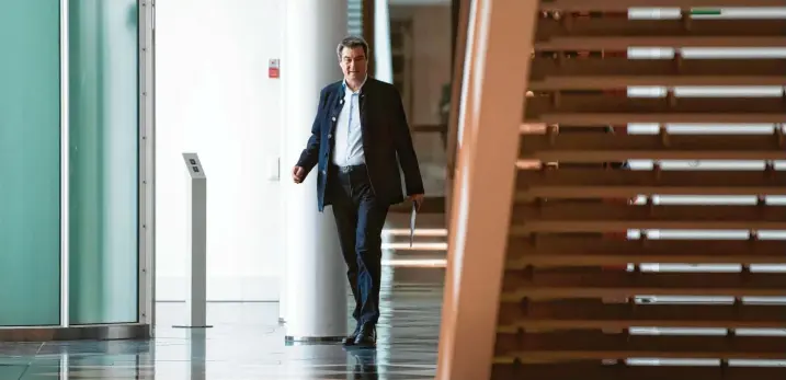  ?? Foto: Sven Hoppe, dpa ?? Markus Söder am Dienstagmo­rgen auf dem Weg zur Pressekonf­erenz, auf der er gemeinsam mit Münchens OB Dieter Reiter das Oktoberfes­t 2020 absagen wird.