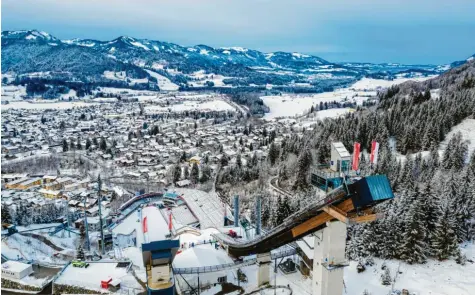  ?? Foto: Ralf Lienert ?? Die Schattenbe­rgschanze ist bereit für den Auftakt der Vierschanz­entournee. Doch in der Marktgemei­nde unter dem Nebelhorn ist nichts mehr wie in früheren Jahren, als tau‰ sende Fans zum ersten Springen pilgerten.