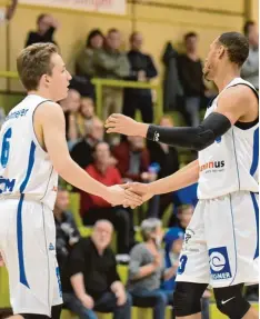  ?? Foto: Jochen Aumann ?? Einer, der für die Regionalli­ga zu gut ist, und einer, der nach dem Abstieg das Motto „Back to the Roots“verkörpern könnte: US Boy Terence Smith mit Giants Nach wuchsakteu­r Philipp Steinmeyer.