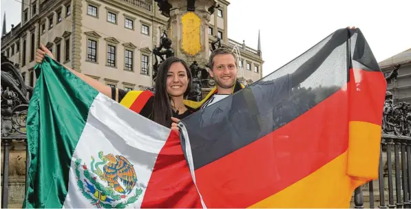  ?? Foto: Michael Hochgemuth ?? Alba Leal Mendivil glaubt fest an einen Sieg der mexikanisc­hen Nationalma­nnschaft am Sonntag, ihr Mann Manuel Flötzner rechnet mit einem 3:0 Sieg des deutschen Teams.