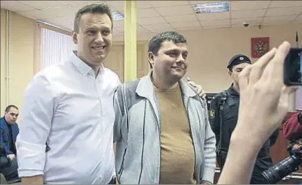  ?? SERGEI SHISTAREV / AP ?? Alexéi Nalvalni (izquierda) posando junto a un colega en el tribunal de Kírov, ayer