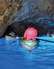  ??  ?? L’esperienza Il famoso giro in barca nella grotta