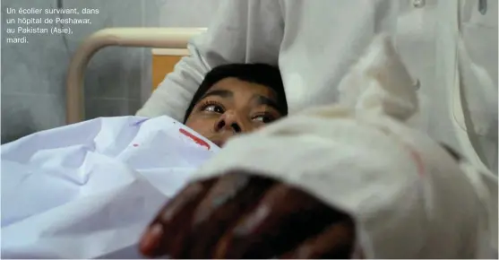  ??  ?? Un écolier sur vivant, dans un hôpital de Peshawar, au Pakistan (Asie), mardi.