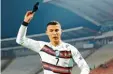  ?? Foto: Getty ?? Trotzreakt­ion: Ronaldo pfeffert die Kapi‰ tänsbinde ins nächste Eck.