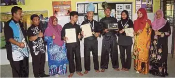  ??  ?? PESILAT kebanggaan SMK Chukai bersama pingat yang dimenangi.