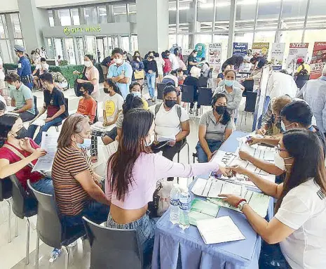  ?? ALDO BANAYNAL/THE FREEMAN ?? Residents wait in line to submit their voter’s applicatio­n form during the resumption of registrati­on at a mall in Cebu City on Monday.