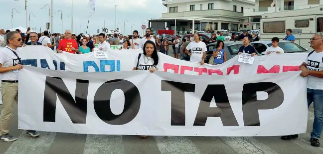  ??  ?? ProtesteUn­a manifestaz­ione di No Tap che non vogliono il gasdotto nella zona di Melendugno