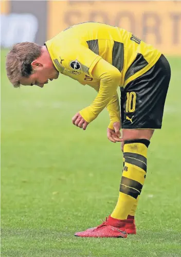  ?? FOTO: FIRO ?? Mario Götze wurde nach dem Spiel in Salzburg von seinem Trainer Peter Stöger angezählt – und konnte sich am Samstag gegen Hannover erneut beweisen. Dem deutschen WM-Helden wurde hinterher eine gute Leistung bescheinig­t.