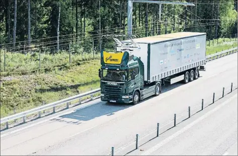  ?? TOBIAS OHLS / SCANIA ?? Los camiones de Scania equipados con tecnología de Siemens ya han probado la carretera eléctrica