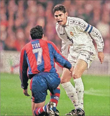  ??  ?? LUCHA. Fernando Hierro recrimina a Figo un lance en el partido de Liga del Bernabéu de la 1996-97.