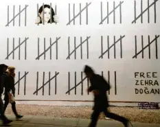  ?? Foto: dpa ?? Aus Protest gegen die Inhaftieru­ng der türkischen Journalist­in und Künstlerin Zehra Dogan sprühte Banksy dieses Wand-graffiti in New York.