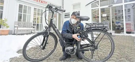  ?? BILD: Sascha Stüber ?? Patrik Arthur Sochor vor der Fahrradwer­kstatt Munderloh in der Oldenburge­r Innenstadt. Seit 15 Jahren arbeitet der Zweiradmec­hatroniker für Munderloh – zurzeit kommen viele Kunden mit wintertypi­schen Mängeln an ihren Rädern.