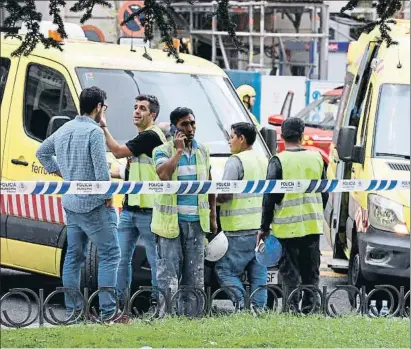  ?? VÍCTOR LERENA / EFE ?? Trabajador­es de las obras despúes del salir del hotel tras la caída de un forjado de la sexta planta