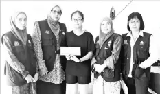  ??  ?? Mariam (second left) presenting the cheque to Ng at the funeral parlor.