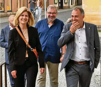  ?? JENS LEHNERT ?? Peter Kleine (parteilos, r.) empfing am Abend vorm Rathaus die ersten Glückwünsc­he.