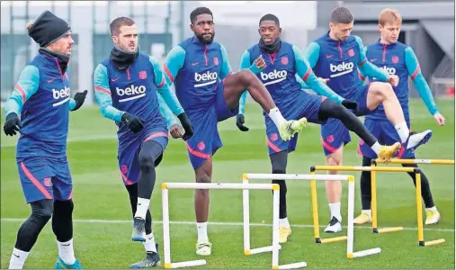  ??  ?? Los jugadores del Barcelona se entrenan en Sant Joan Despí el día antes de jugar contra el Cornellà.