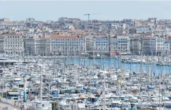  ?? FOTO: ARNE DEDERT/DPA ?? Rapide steigende Fallzahlen und folglich eine Reisewarnu­ng des Auswärtige­n Amtes gibt es auch in und für Marseille – hier der alte Hafen.