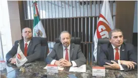  ?? L. ROCHA ?? Roberto Macías, presidente de CMIC NL (izquierda), dijo que entregarán un informe a los candidatos presidenci­ales.