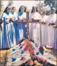  ?? PAUL PHOTO COURTESY/SISTER SELMY ?? Sisters from the Franciscan Clarist Congregati­on praying at Sister Rani Maria’s grave.