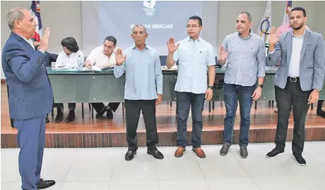  ?? ?? El ingeniero Garibaldy Bautista, presidente del COD, toma el juramento a Rubén Tejeda, Miguel Camacho, Miguel Rivera y Gary Hernández, nuevos miembros del ejecutivo.