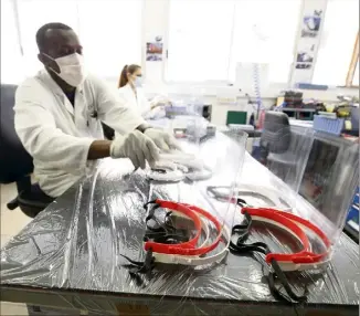  ??  ?? Les visières (au premier plan) sont assemblées par la société Atoms, en utilisant des pièces fabriquées par des « makers » avec leurs imprimante­s D. (Photo Jean-François Ottonello)