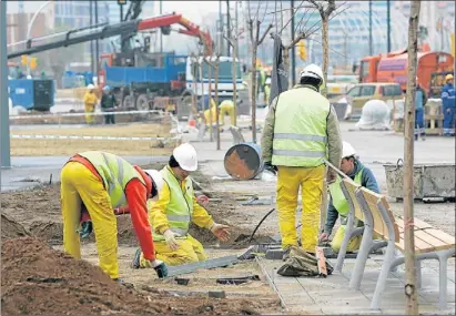  ?? LLIBERT TEIXIDÓ / ARCHIVO ?? Las posibilida­des de reciclar los excedentes de mano de obra del sector de la construcci­ón son bajas