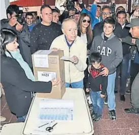  ??  ?? Votó. A los 87 años, Menem sufragó y luego festejó. Su rostro estaba en las boletas porque era candidato a senador. La Justicia decidirá.