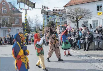  ?? FOTO: KLAUS WEISS ?? Beim Umzug laufen die Täfelesträ­ger der Ausrichter voraus (von links): der Schelmenna­rr aus Heudorf, der Dreivierte­lsnarr aus Dürmenting­en, der Moorochs aus Bad Buchau und die Daiberhex aus Ertingen.