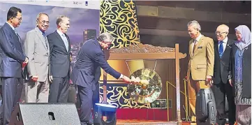  ??  ?? Zahid strikes a gong to launch the congress as Wan Junaidi (second left), IAHR president Prof Peter Goodwin (third left) and others look on. — Bernama photo