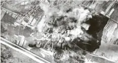  ?? Foto: Nara ?? Bombenhage­l auf den Fliegerhor­st Gablingen: Das Bild nahm die US Air Force am 24. April 1944 auf. Links unten ist der Lechkanal zu erkennen.