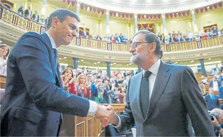  ?? EFE ?? Gesto. El destituido Mariano Rajoy saluda al recién investido presidente del gobierno español, el socialista Pedro Sánchez. El nuevo jefe del Ejecutivo jurará hoy ante el rey Felipe VI.