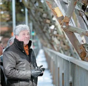  ??  ?? Bruno Saverys, spécialisé en corrosion et en peinture d’infrastruc­tures à travers le monde, s’est promené hier matin pendant deux heures sur le pont de Québec.