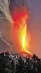  ?? BILD: SN/AP/ATON CHILE ?? Der Ausbruch eines Vulkans wie hier des Villarrica in Chile kündigt sich vorher an.