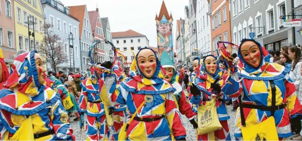  ?? Fotos: Franz Issing ?? Der Durahansel hatte am Gumpigen Donnerstag beste Sicht auf das närrische Treiben vor ihm in der Maximilian­straße: Der große Faschingsu­mzug lockte wieder zahlreiche Zuschaueri­nnen und Zuschauer in die Kreisstadt. Die bekamen unter anderem den Durahaufa Mindlhoim zu sehen.