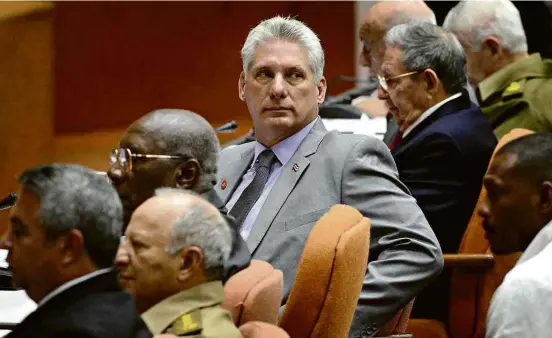  ?? Joaquín Hernández/Xinhua ?? Miguel Díaz-Canel (de cinza), indicado para presidir o Conselho de Estado de Cuba, participa de sessão da Assembleia Nacional ao lado de Raúl (à dir.)