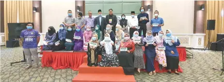  ??  ?? (Top, from fourth right) TBS Miri chief Marini Juraibi, Abg Mohammad Shibli with other guests and the recipients.