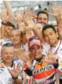  ?? CRASH ?? DONGKRAK MOTIVASI: Marc Marquez bersama para kru Honda setelah tes di Sirkuit Algarve (19/3).