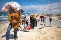  ?? — AP ?? sPalestini­ans flee Gaza City to the southern Gaza Strip on Monday.