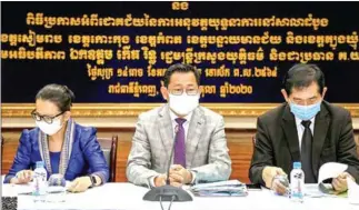  ?? JUSTICE MINISTRY ?? Justice minister Koeut Rith (centre) at a press conference to announce the result.