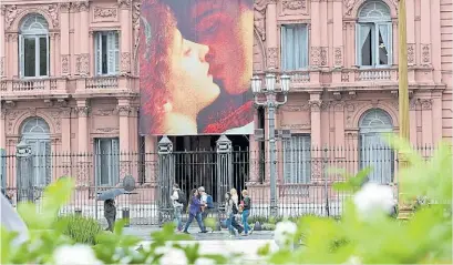  ?? TELAM ?? Beso. Así lucía ayer la Casa Rosada. Fue un atractivo para turistas y porteños que pasaban por ahí.