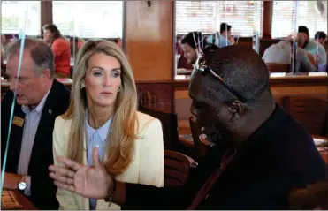  ?? Chart Riggall ?? Former U.S. Sen. Kelly Loeffler and Steven Mints chat at the Marietta Diner on Friday.