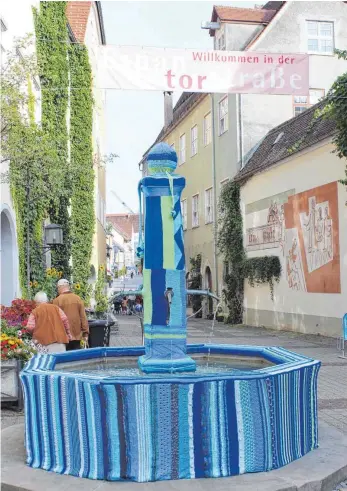  ?? FOTO: TOBIAS SCHUMACHER ?? Der Brunnen in der Espantorst­raße im blauen Wollgewand, das die Damen vom Strickkrei­s um Monka Raabe aus 36 Einzelteil­en zusammenge­näht haben.