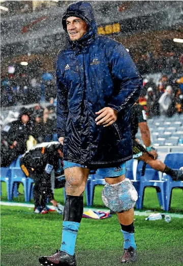  ?? GETTY IMAGES ?? Blues midfielder Sonny Bill Williams ices his knee on the sidelines at Eden Park on Friday night.