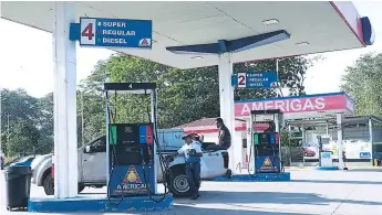  ??  ?? NEGOCIO. La estación gasolinera ya funciona con normalidad en Búfalo, Villanueva.